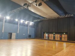 Création d'un cinéma et salle de spectacle